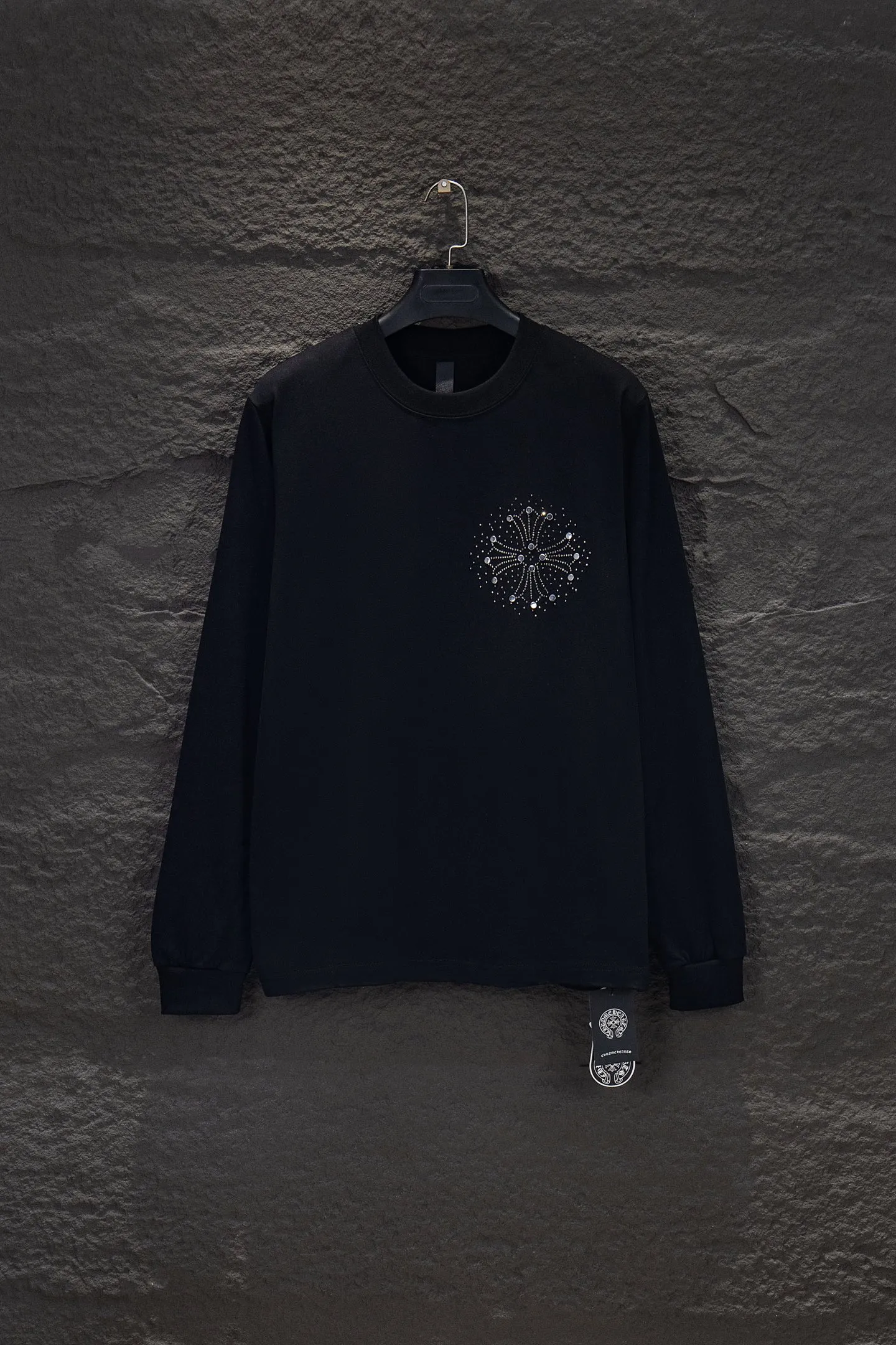 P230 🆕Chrome Hearts os version is really charming and Chrome Hearts is really a must-have. Each season's new version is made to the extreme. It is very practical and can be worn casually. Nice✔️ - ⚠️100% cotton. It is made of 21 double yarns, 300g weight fabric and imported knitted carded cotton. It has moderate thickness, drape and contour, and the upper body is comfortable! ! It is very tolerant to fat body types and can instantly lose five pounds after wearing it!  Specially ordered many Austrian hot diamonds, which have the bling bling effect of natural crystals under the light, with multi-faceted reflective points, and the production cost is extremely high. The laser molding includes a computer engraving machine and a laser machine, which are accurate in units of particles. Finally, it is hot and set at high temperature. After the hot ironing, the firmness needs to be tested repeatedly on the hot stamping. It can show colorful reflections under the light. The collar webbing extends to the shoulders for reinforcement, and the stitching at the joints. The hem and cuffs are all made with 0.2mm gauge double-thread turning. They are carefully produced at a high cost. The attitude of making goods with a magnifying glass restores the quality and effect of the product. The full set of customized accessories is only used to present every detail to customers. Film printing, 50,000 positioning, is very time-consuming. The body is treated with hot diamond elements, which greatly increases the interest of the clothing; unique visual effects. After special treatment, a unique effect is formed. An irregular hem is added to the version. This year's Kroxin is the main version. In the past two years, the oversize version has become the focus of the trend and has been a popular staple in the past two years. The change of designers has made this brand an instant hit. The progressive fashion of the times also needs the blood impact of fresh elements and trendy designs in order to continue its glory! It’s stylish both inside and outside, a must-have for high street travel! An absolute "eye-catching style" that can match couples 💏 Color: Black White Size: S M L XL